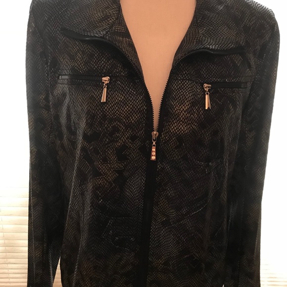 2 pc 〰️Light jacket & Top〰️ - Picture 5 of 7